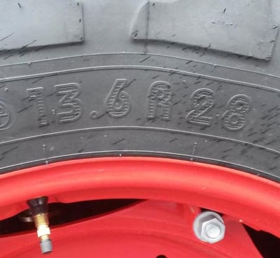 Marcatura pneumatico da trattore in pollici