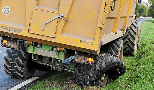 Scoppio di uno pneumatico da rimorchio agricolo